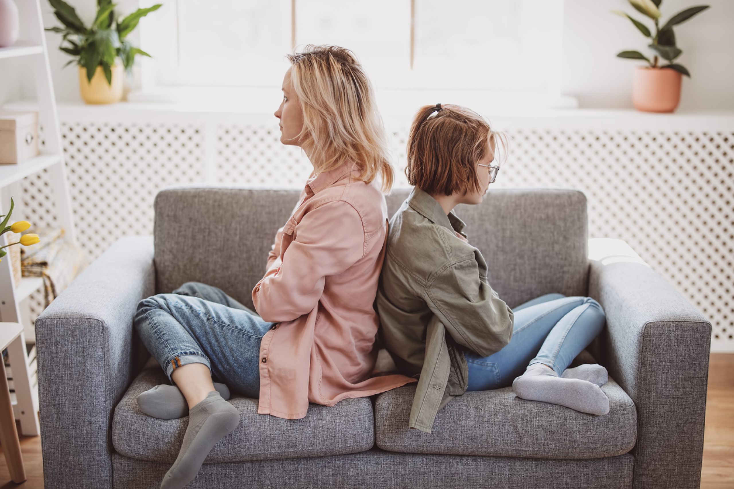 Mutter und Tochter auf dem Sofa